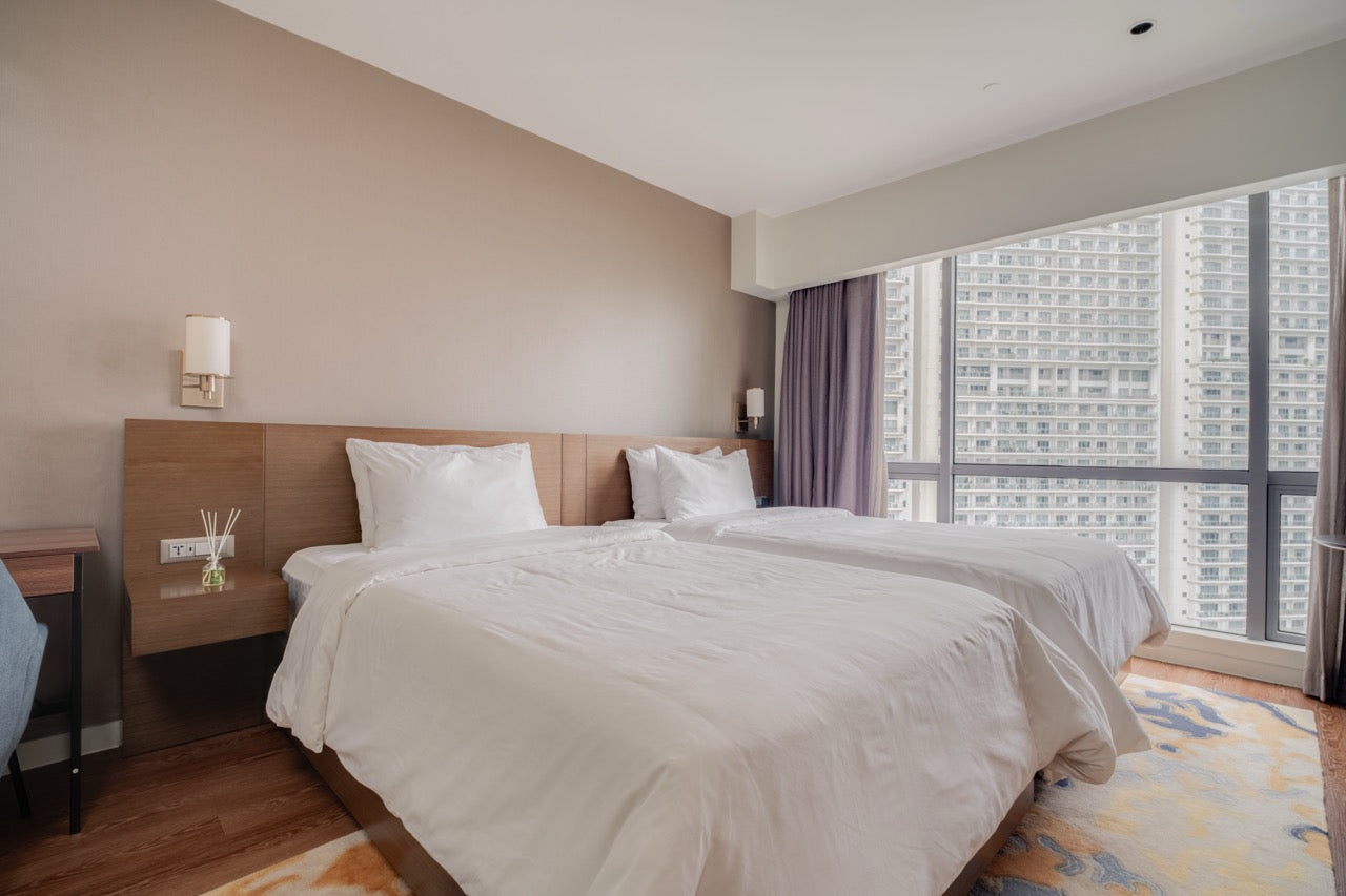 CASA HIRAYA II: Hotel Staycation at Novotel Suites near Rockwell