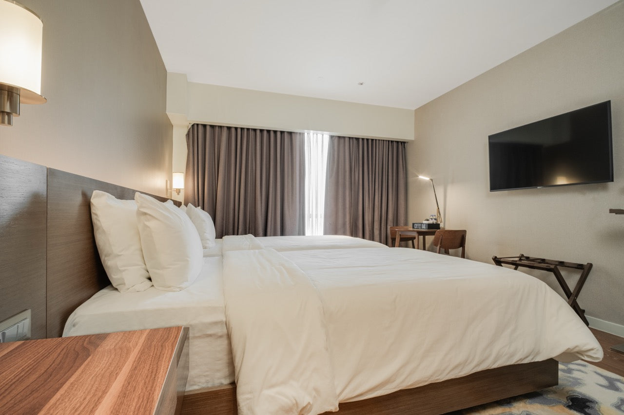 CASA HIRAYA II: Hotel Staycation at Novotel Suites near Rockwell