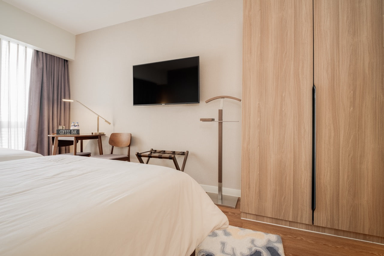 CASA HIRAYA II: Hotel Staycation at Novotel Suites near Rockwell