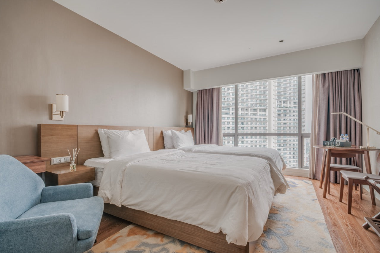 CASA HIRAYA II: Hotel Staycation at Novotel Suites near Rockwell