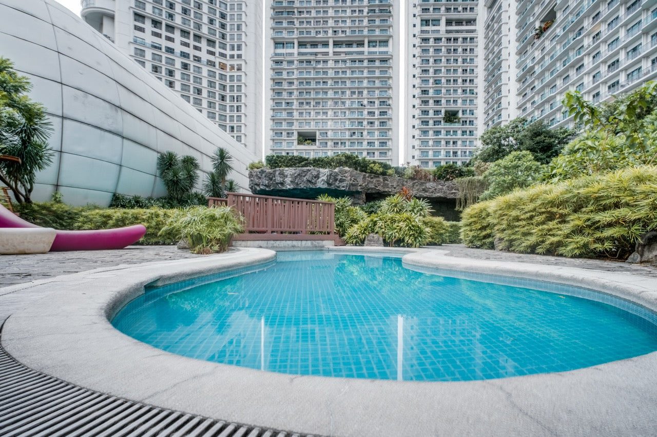 CASA HIRAYA II: Hotel Staycation at Novotel Suites near Rockwell